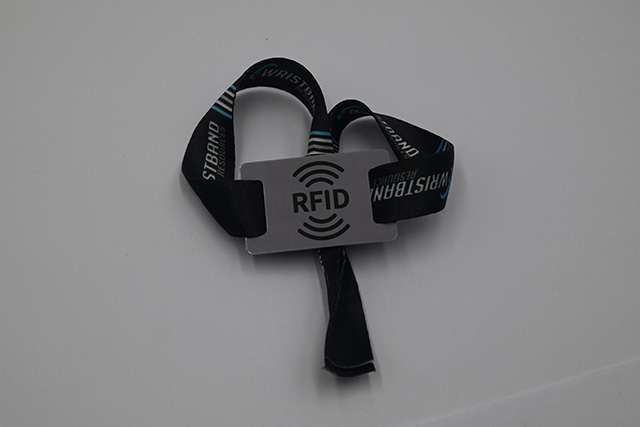 IC���Ž�ϵͳ�е�����ͨѶ��������