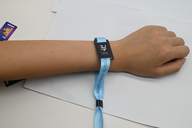 ��������ʶ�𿨵Ļ���������һ��ƽ��PVC��������Ҳ�����Ǵſ�